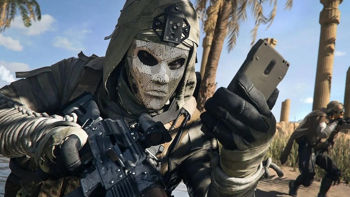 Farah holding a phone in Warzone 2