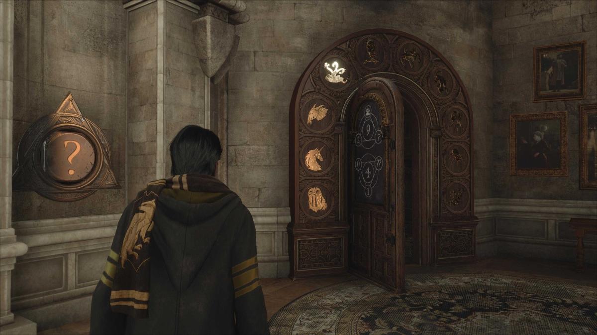 the central hall door puzzle in Hogwarts Legacy