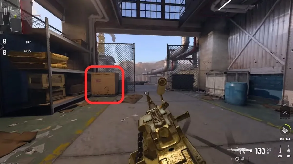 Highlighting wooden crate in front of wire fence for Penetration Kills in Scrapyeard in MW3